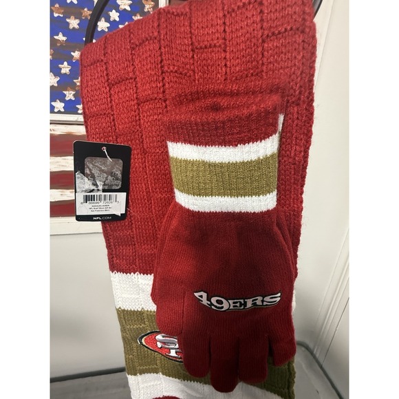 Brand New‎ NFL Unisex Winter Knit Scarf and Glove Holiday Gift Set w/ Hanger NEW - Picture 1 of 5